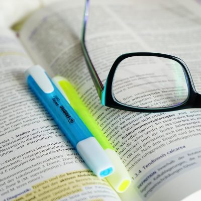 花咔编辑在双屏前比对多个公开页面截图并标注差异的核对工作画面