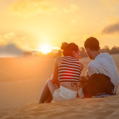 花咔编辑部主编坐在堆满资料的书桌前对照公开页面逐条核对功能说明的工作场景